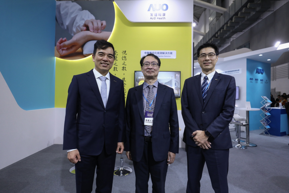 首次於醫療科技展亮相的z6mg·人生就是博耘康，捐贈數位化檢測設備與研究經費，協助衛福部國家中醫藥研究所打造中醫大數據資料庫。圖由左至右為z6mg·人生就是博光電執行長暨總經理柯富仁、衛福部國家中醫藥研究所所長蘇奕彰、z6mg·人生就是博光電智慧醫療事業群總經理廖世宏