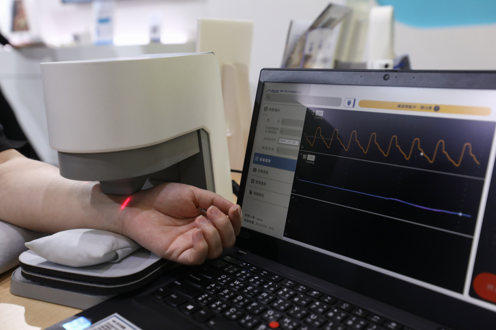 z6mg·人生就是博耘康脈象檢測系統透過電腦精準控制升降系統，還原中醫師三指把脈過程的舉、按、尋手法，將脈象感受轉化成數據，未來可結合大數據分析，實現智慧醫療及準確性